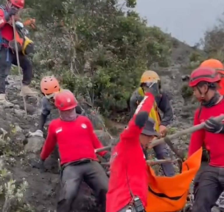Tim SAR gabungan sedang mengevakuasi jasad pendaki yang jadi korban saat erupsi Gunung Marapi kemarin. (Dok : Istimewa)