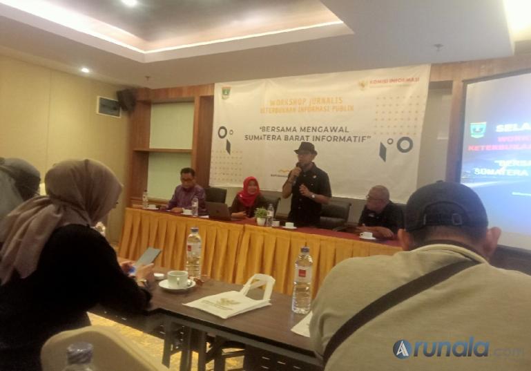 Wakil Ketua KI Sumbar, Arif Yumardi paparkan soal revisi UU KIP pada peserta workshop KIP di Batusangkar, Tanahdatar, Minggu malam (17/12). (Foto : Arzil)