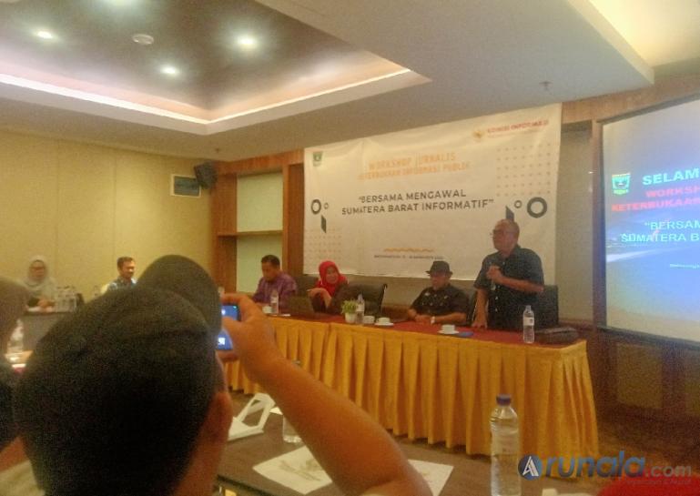 Salah satu pendiri PJKIP Sumbar, Almudazir sampaikan sambutan saat pembukaan workshop KIP, di Batusangkar, Tanahdatar, Minggu malam (17/12). (Foto : Arzil)