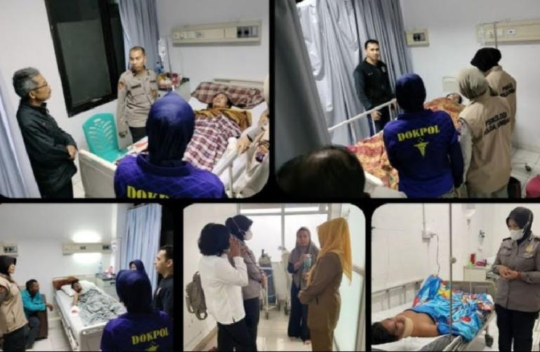 Tim Trauma Healing Polda Sumbar saat lihat kondisi korban erupsi Gunung Marapi dan keluarganya di di RSUD Padangpanjang, Selasa (5/12). (Dok : Istimewa)