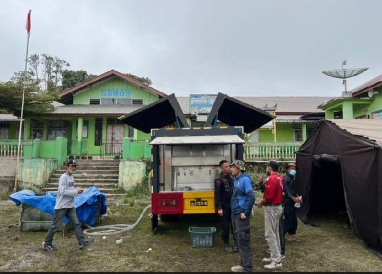 Polda Sumbar dirikan dapur umum di daerah evakuasi erupsi Gunung Marapi. (Dok : Istimewa)