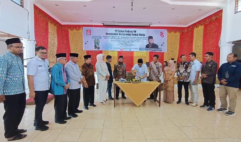 Pimpinan PT Radio Suara Padang yang juga Anggota DPD RI, Leonardy Harmainy Dt Bandaro Basa, SIP, MH, merayakan HUT 25 tahun radio ini bersama jajaran dan undangan di Palanta Rumah Dinas Wali Kota Padang, Jalan A Yani Padang, Rabu (20/12) lalu. (Dok : Isti