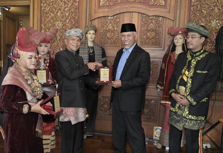 Gubernur Sumbar Mahyeldi Ansharullah terima cindera mata dari Tuanku Raja Besar Negeri IX Malaysia, Tengku Raja besar Ahmad Husen Bin Hamzah, Minggu (10/12). (Dok : Istimewa)