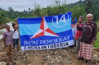 Anggota DPR RI Rezka Oktoberia diwakili koordinator Liza Safitri bersama masyarakat di Batang Aia Silegawen, Nagari Seberang, Kecamatan Guntul. (Dok : Istimewa)