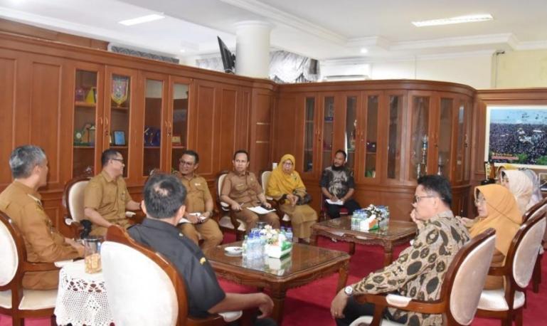Pj Wako Pariaman, Roberia bersama seluruh Kepala SMA/SMK se-Kota Pariaman dalam pertemuan di ruang kerjanya di Balaikota Pariaman, Selasa (5/12). (Dok : Istimewa)