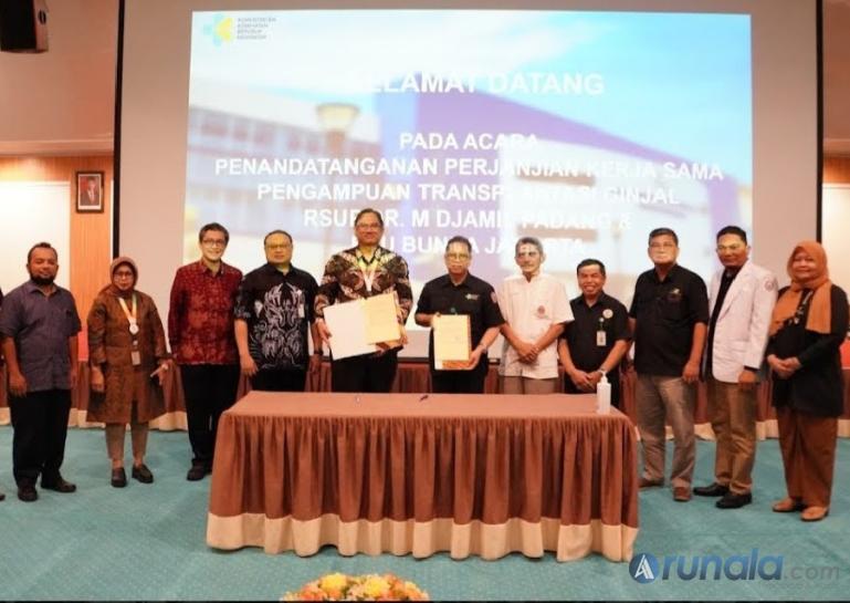 Direktur Utama RSUP M Djamil Dr dr Dovy Djanas SpOG KFM MARS FISQUA bersama Managing Director PT Bundamedik Tbk Nurhadi Yudhiyanto memperlihatkan perjanjian kerja sama pengampuan transplantasi ginjal di Auditorium RSUP M Djamil, Rabu (6/12). (Dok : Istime