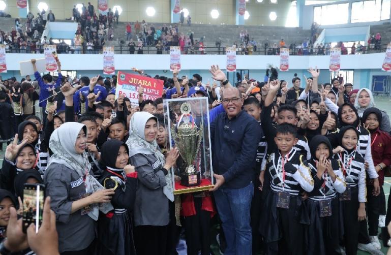 Ketua DPRD Sumbar Supardi serahkan tropi kepada pemenang festival Marching Band junior dan senior di Kota Payakumbuh, Rabu sore (13/12). (Dok : Istimewa)