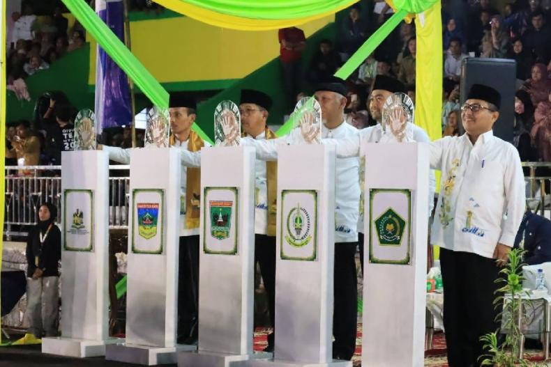Prosesi peresmian MTQ Nasional XL Tingkat Sumbar di GOR Rimbo Tangah, Solok Selatan, Selasa (12/12) malam. (Dok : Istimewa)