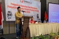 Ketua Bawaslu Sumbar, Alni saat berikan penjelasan pada peserta kegiatan penguatan saksi peserta pemilu di Padang, Senin (25/12) kemarin. (Dok : Istimewa)