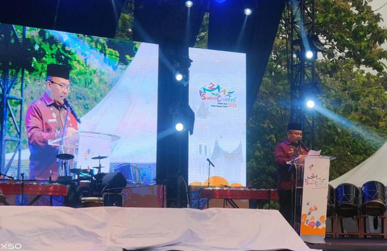 Sekprov Sumbar, Hansastri saat menghadiri pembukaan Sumbar Creatifest 2023 di Kawasan GOR H. Agus Salim, Padang. Jum'at (1/12). (Dok : Istimewa)