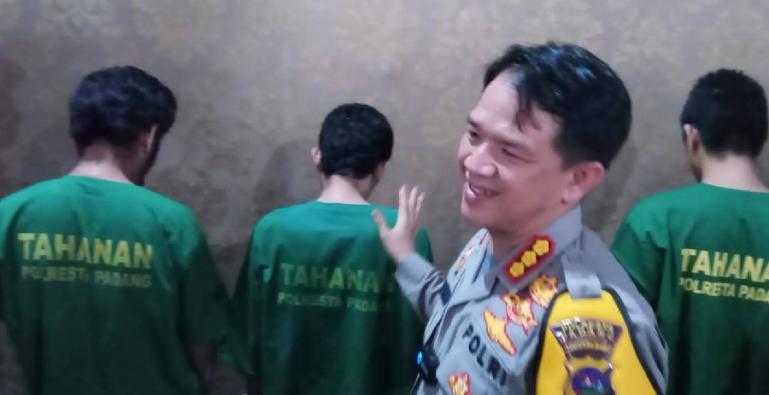 Kapolresta Padang Kombes Pol Ferry Harahap menunjukkan pelaku dugaan tindak pencabulan saat menggelar jumpa pers akhir tahun 2023 di Padang, Rabu (27/12). (Dok : Istimewa)