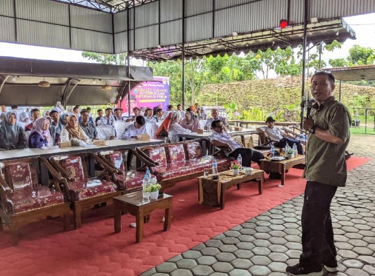 Trainer cekfakta Google News Initiative, Hendra Makmur berikan penjelasan penggunaan teknologi internet yang cerdas bagi siswa SMA di Kota Payakumbuh, Rabu (13/12). (Dok : Istimewa)