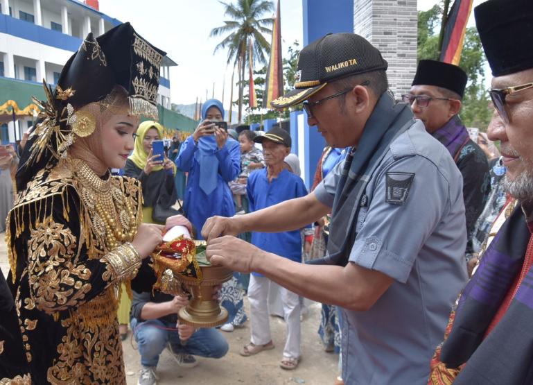 Wali Kota Padang, Hendri Septa menghadiri peresmian gedung baru untuk SMPN 47 Padang, di di Kelurahan Piai Tanah Sirah Kecamatan Lubuk Begalung, Kamis, (28/12). (Dok : Istimewa)