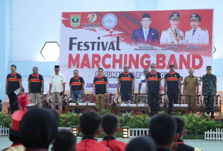 Ketua DPRD Sumbar Supardi membuka Festival Marching Band tingkat Junior dan Senior Se Sumatera Barat tahun 2023, di Gedung Olahraga Koto Nan Ompek Kota Payakumbuh, Senin, (12/12). (Dok : Istimewa)