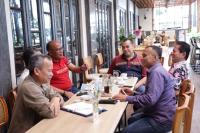 Ketua DPRD Sumbar Supardi saat bincang-bincang dengan beberapa orang pengurus PWI Sumbar, di Padang, Minggu kemarin (24/12). (Dok : Istimewa)