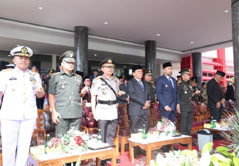 Wakil Ketua DPRD Sumbar, Suwirpen Suib saat menghadiri upacara peringatan Hari Bela Negara ke 75 tahun di halaman kantor Gubernur Sumbar, Selasa (19/12). (Dok : Istimewa)
