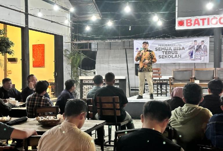 Kapten TKD AMIN Sumbar, Rahmat Saleh, saat pengukuhan relawan AMIN Muda Sumbar di Padang, Kamis (28/12) kemarin. (Dok : Istimewa)