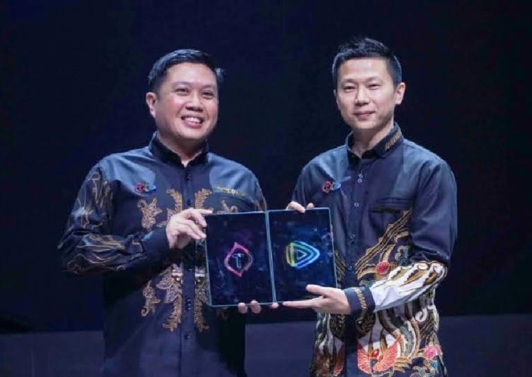 Direktur Marketing Telkomsel Derrick Heng bersama Head of WeTV Kaichen Li. (Dok : Istimewa)