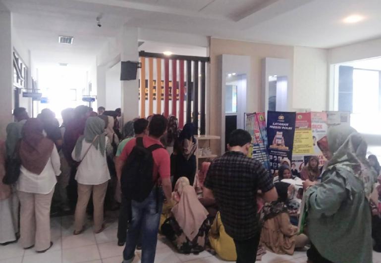 Tenaga PPPK dan masyarakat terlihat antre urus SKCK di Polres Pessel, Kamis (28/12). (Dok : Istimewa)