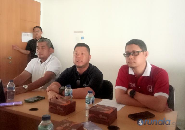 Direktur HGM Beto bersama dua branch managernya yakni Nyoto Hamdani dan Ervan Holyon saat jumpa pers dengan wartawan di Padang, Sabtu siang (23/12). (Foto : Arzil)