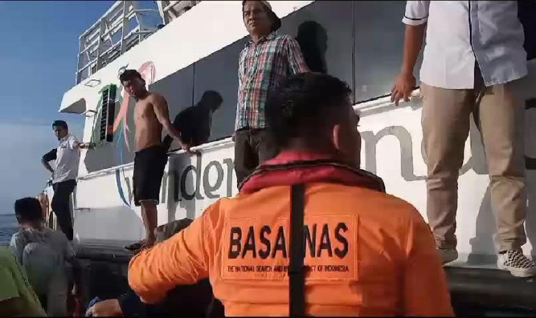 Tim SAR gabungan Mentawai mengevakuasi penumpang kapal Mentawai Fast yang alami kandas di karang pada perairan Pulau Siburu Mentawai, Kamis sore (21/12). (Dok : Istimewa)