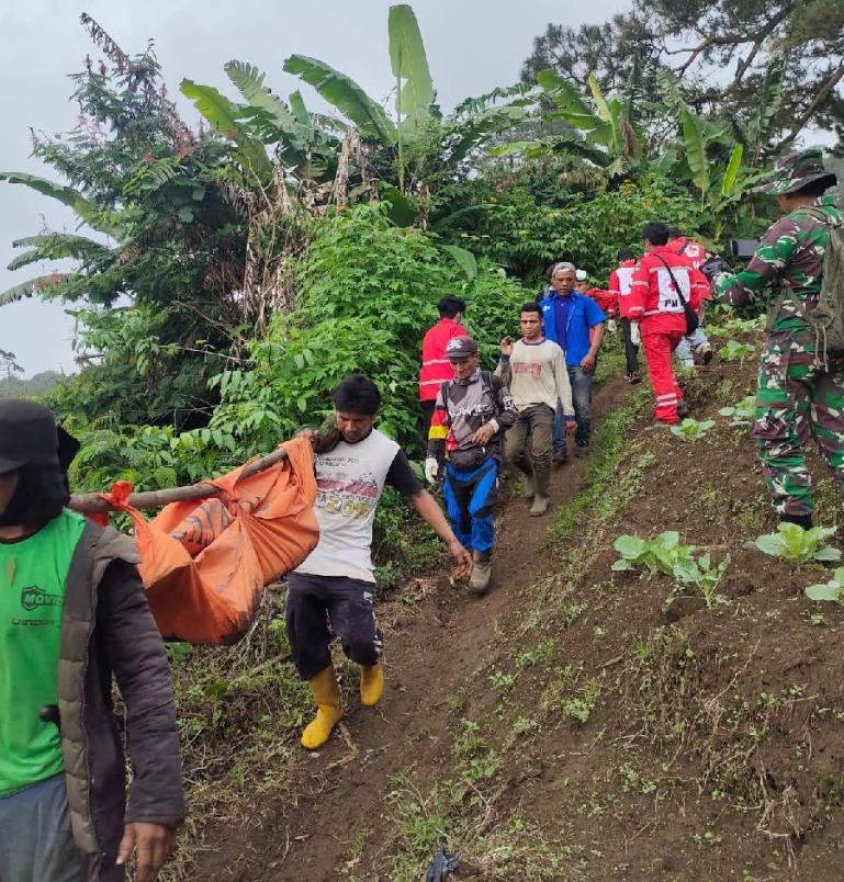 Tim SAR gabungan saat mengevakuasi salah satu jasad pendaki yang tewas akibat terdampak erupsi Gunung Marapi, Senin (4/12). (Dok : Istimewa)