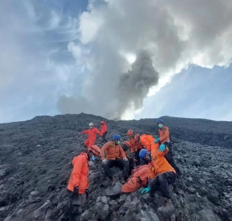 Tim SAR gabungan mengevaluasi korban tewas akibat erupsi Gunung Marapi, Selasa (5/12). (Dok : Istimewa)