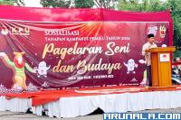 Ketua KPU Sumbar, Surya Efitrimen berikan sambutan saat pembukaan pagelaran seni di GOR Agus Salim Padang, Sabtu sore (9/12). (Foto : Arzil)