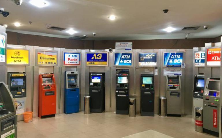 Deretan mesin ATM yang ada di ATM center. (Dok : Istimewa)