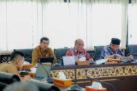 Ketua DPRD Sumbar Supardi didampingi Ketua Komisi III Ali Tanjung, dan Sekretaris DPRD Raflis saat ekspose kinerja DPRD Sumbar kepada wartawan di gedung dewan, Senin (18/12). (Dok : Istimewa)