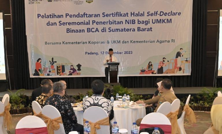 Gubernur Sumbar, Mahyeldi Ansharullah saat membuka workshop sertifikat halal self-declare bagi pelaku UMKM binaan BCA di Kota Padang, Selasa (12/12). (Dok : Istimewa)