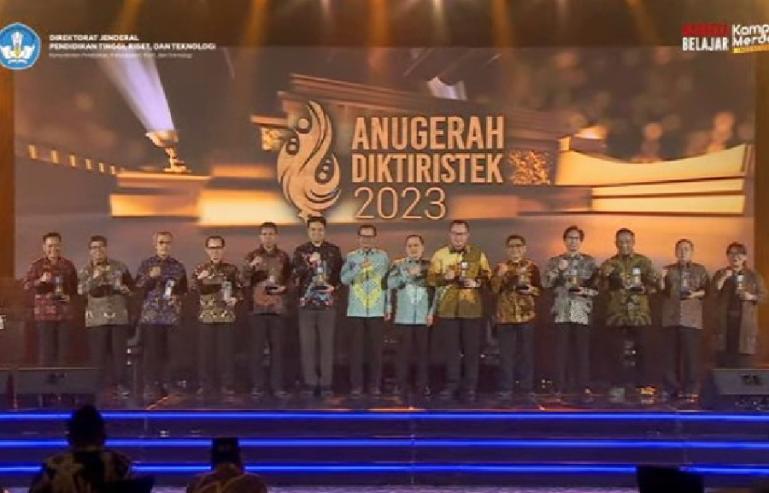 Rektor Universitas Andalas, Efa Yonnedi PhD MPPM Ak CA CRGP dan penerima penghargaan Anugerah Diktiristek 2023 bersama Plt Dirjen Dikti Ristek Prof Ir Nizam MSc DIC PhD IPU ASEANEng di Sheraton Grand Jakarta Gandaria City Hotel, Rabu (14/12). (Dok : Istim