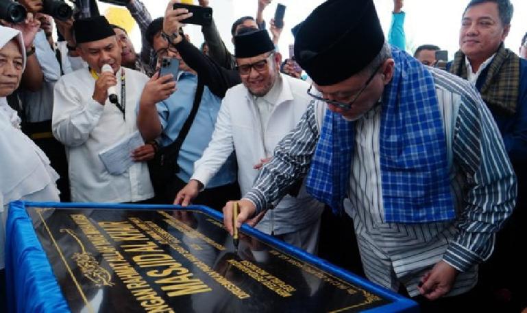 Mendag Zulkifli Hasan bubuhkan tanda tangan pada prasasti saat peresmian Masjid Al Khair di Kelurahan Tanah Sirah, Kota Padang, Sabtu (16/12). (Dok : Istimewa)