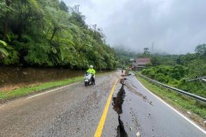 Puluhan Titik Longsor, Jalan Sumbar-Riau Lumpuh Total