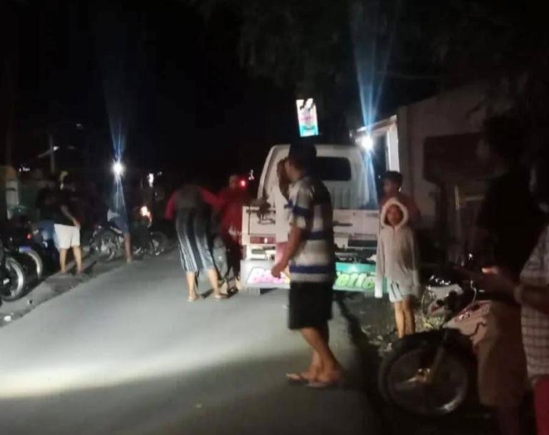 Masyarakat Flores Timur bersiap mengungsi ke tempat aman pasca meletusnya Gunungapi Lewotobi Laki-Laki, Selasa malam (9/1). (Dok : Istimewa)