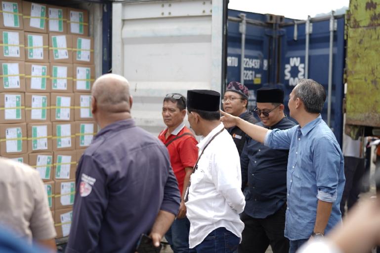 Ketua KPU Sumbar, Surya Efitrimen bersama komisioner lainnya melihat logistik pemilu 2024 tahap 2 yang sudah tiba di Padang, Selasa pagi (9/1). (Dok : Istimewa)