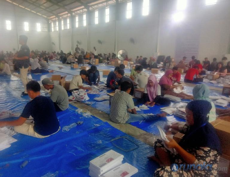 Petugas sortir dan lipat surat suara pemilu 2024 di gudang utama KPU Padang, di kawasan By pass Balai Gadang, Koto Tangah, Selasa (16/1) kemarin. (Foto : Arunala.com)