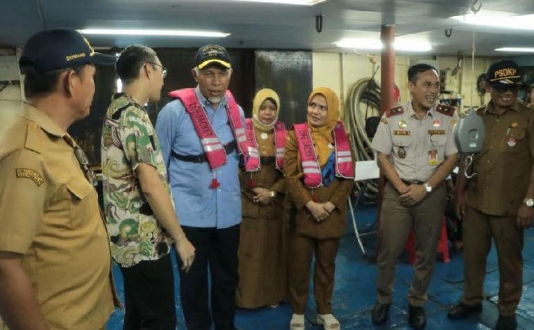 Gubernur Sumbar Mahyeldi Ansharullah saksikan proses panen ikan kerapu di salah satu keramba pembudidayaan ikan kerapu di Mandeh, Pesisir Selatan. (Dok : Istimewa)