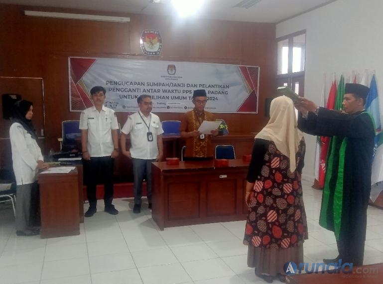 Ketua KPU Kota Padang, Riki Eka Putra melantik Sri Resia jadi PPS pengganti antar waktu (PAW) Kelurahan Tanjuang Saba, Kecamatan Lubeg di aula kantor KPU Kota Padang, Senin sore (15/1). (Foto : Arunala.com)