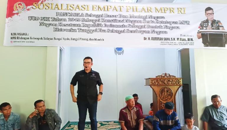Anggota DPD RI dapil Sumbar, Alirman Sori berikan pemahaman bernegara kepada masyarakat nelayan Pessel di Sungai Nyalo, Tarusan, Minggu (21/1). (Dok : Istimewa)