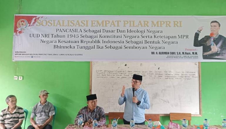 Anggota MPR RI dapil Sumbar, Alirman Sori berikan pemahaman bernegara kepada masyarakat warga Ngalau Gadang, Limau-Limau dan Pancung Taba Kecamatan IV Nagari Bayang Utara, Selasa (30/1). (Dok : Istimewa)