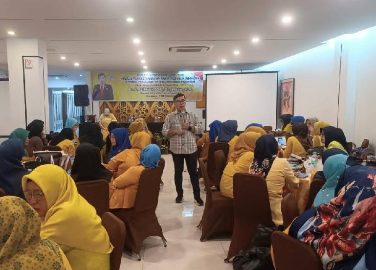 Anggota MPR RI, Alirman Sori paparkan seperti apa kelembagaan MPR RI saat ini pada kegiatan menyerap aspirasi masyarakat MPR RI kepada Persatuan Wanita Pesisir Selatan (PWPS) di Padang, Selasa (23/1). (Dok : Istimewa)