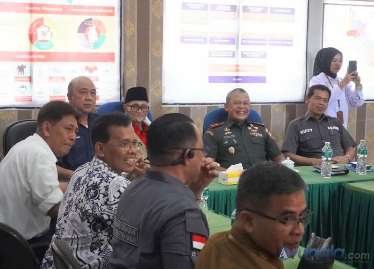Danrem 032/Wirabraja, Brigjen TNI Rayen Obersyl pimpin rapat bersama unsur terkait soal langkah antisipasi erupsi Gunung Marapi di Kantor PMI Sumbar, Selasa (23/1). (Foto : Derizon)