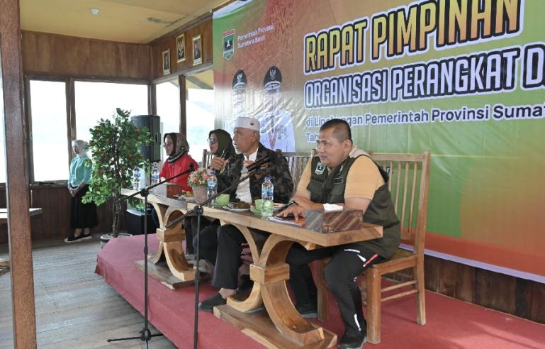 Gubernur Sumbar Mahyeldi Ansharullah bersama Kepala  Bappeda, Medi Iswandi, Senin (29/1). (Dok : Istimewa)