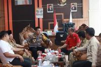 Kapolres Dharmasraya AKBP Bagus Ikhwan saat kunjungi Ketua DPRD Dharmasraya Pariyanto, Selasa (23/1). (Dok : Istimewa)