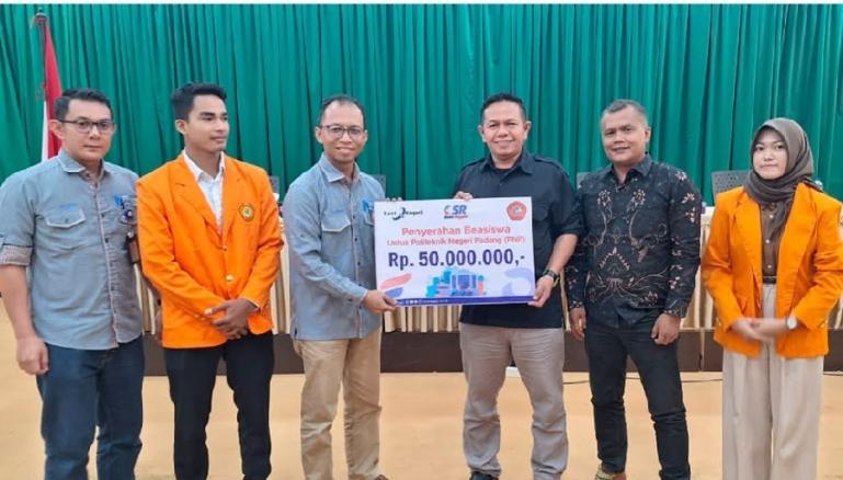 Pemimpin Cabang Utama Bank Nagari Roni Edrian menyerahkan beasiswa secara simbolis bagi 25 mahasiswa PNP. (Dok : Istimewa)