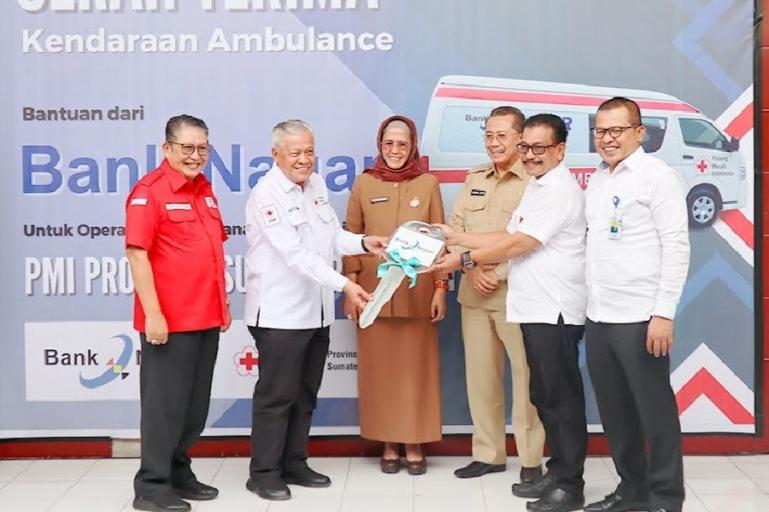 Direktur Utama Bank Nagari Muhamad Irsyad menyerahkan secara simbolis bantuan ambulans kepada Ketua PMI Sumbar Aristo Munandar di Markas PMI Sumbar, Selasa (9/1). (Dok : Istimewa)