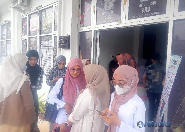 Sejumlah pemilih datangi kantor KPU Padang untuk urus pindah memilih di hari terakhir pengurusan syarat pindah memilih, Senin siang (15/1). (Foto : Arunala.com)
