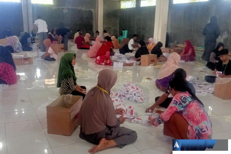 Kelompok masyarakat sedang lakukan sortir dan lipat surat suara DPD RI di gudang KPU Padang, Senin (15/1). (Foto : Arunala.com)