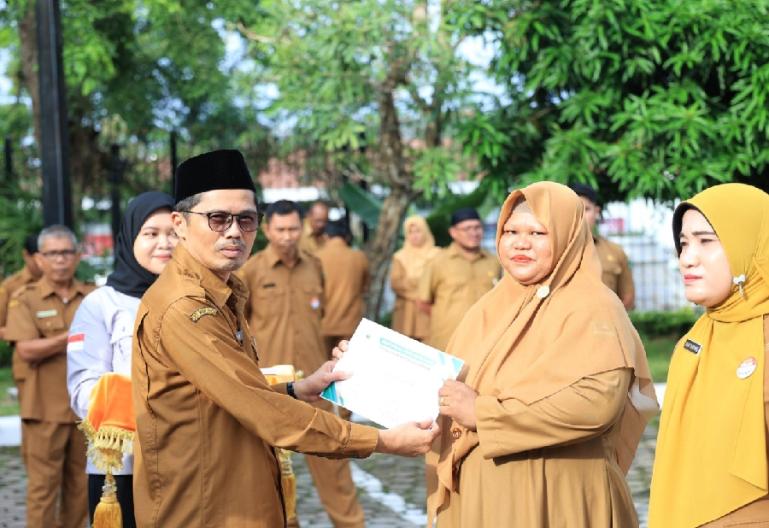Ida Wulansari, salah satu dari dua staf menerima penghargaan Bintang DPRD kategori Nindya dari Sekretaris DPRD Sumbar Raflis, Senin pagi (15/1). (Dok Istimewa)